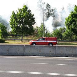 Pomezí nad Ohří: Hasiči na obou stranách hranice likvidují požár travního porostu