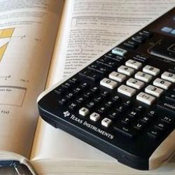 Pomoc s výdaji na školáka má být poskytnuta všem, kteří na ni mají ze zákona nárok