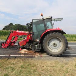 Potočiště: Střet osobního vozidla s traktorem