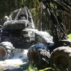 Potůčky: Hasiči zasahují u požáru stroje na těžbu dřeva