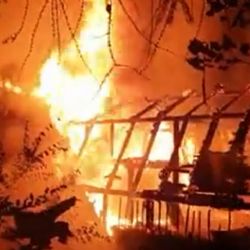 Požár tří budov ve Vejprtech. Na pomoc byli povoláni i hasiči z našeho kraje.