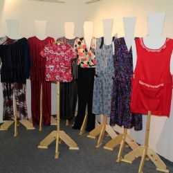 Pozvánka do muzea na výstavu Ašská totalitní móda