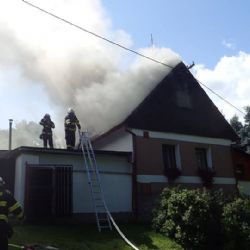 Prachomety: Hasiči likvidovali požár střechy