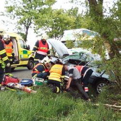 Prachomety: U obce narazilo vozidlo do stromu. Jeden člověk zemřel