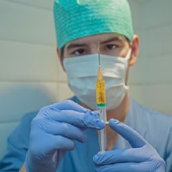 Praktičtí lékaři budou očkováni co nejdříve, i když nepatří do první prioritní skupiny