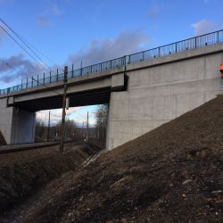 Přestavba mostu přes železnici u Nového Sedla je hotová