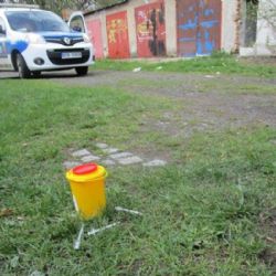 Cheb: Při akci Jehla strážníci posbírali dvě desítky použitých jehel a stříkaček