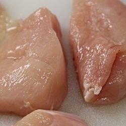 Při nálezu salmonely v drůbežím mase bude muset příslušný dovozce další zásilky laboratorně vyšetřit