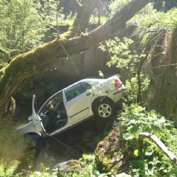 Pstruží: Auto skončilo v potoce. Hasiči hlídali únik provozních kapalin do vody