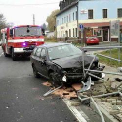 Region: Během víkendu zasahovali hasiči u 13 dopravních nehod