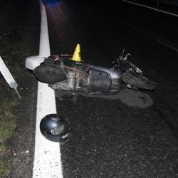 Region: Motorkář přejel do protisměru a havaroval