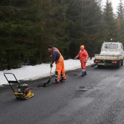 Region: Silničáři již začali s opravou výtluků