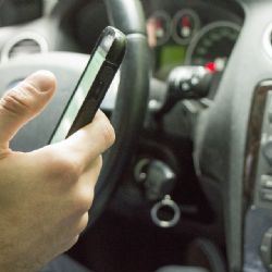 Řidiče na Karlovarsku zastavuje nejčastěji policie kvůli používání mobilu za volantem 