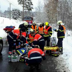 Rotava: Použitím přístroje AED krasličtí hasiči zachránili život řidiči po dopravní nehodě