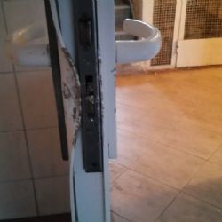 Rotava: Tři muži rozbili vchodové dveře