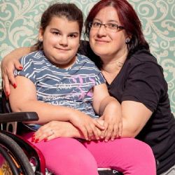 Pomozme Aničce postavit se na nohy