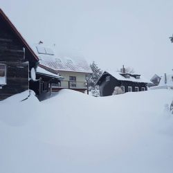 Silnice od abertamské křižovatky na Boží Dar je stále uzavřena
