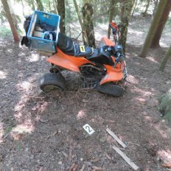 Skalná: Řidič nepřizpůsobil na čtyřkolce rychlost a havaroval. Na místo letěl vrtulník