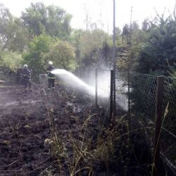 Skalná: Ve městě hasiči likvidovali požár trávy