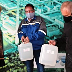 Sokolov: Chemička darovala ZŠ dezinfekci