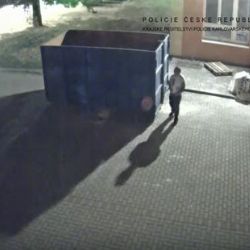 Sokolov: Drzý zloděj odcizil poškozenému z kapsy peněženku, když si upravoval botu