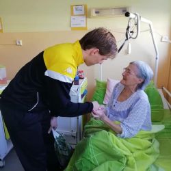 Sokolov: Hokejisté udělali radost dětem a seniorům v nemocnici