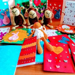 Sokolov: Mánesovka vyrábí velikonoční dekorace pro seniory 