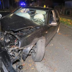 Sokolov: Mladík narazil s vozidlem do stromu. Na místo letěl vrtulník