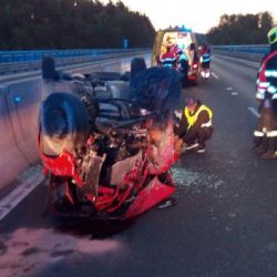 Sokolov: Na šestce se převrátilo auto na střechu