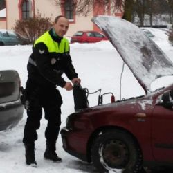 Sokolov: Nestartuje vám auto? I letos vám strážníci bezplatně pomohou