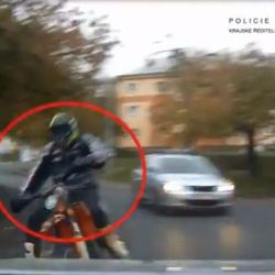 Sokolov: Policie pátrá po motorkáři. Poznáváte ho?