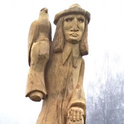 Sokolov: Před nádražím přivítá návštěvníky města sokolník