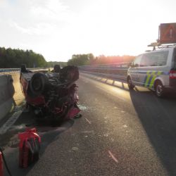 Sokolov: Řidička narazila do svodidel, poté se s vozidlem převrátila na střechu