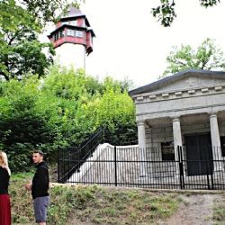 Sokolov: Schusterova hrobka je oplocena