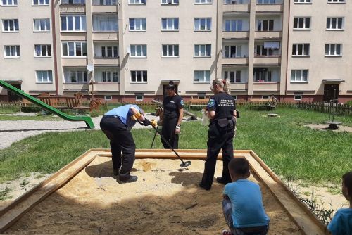 Obrázek - Sokolov: Strážníci kontrolují dětská hřiště. Hledají injekční stříkačky
