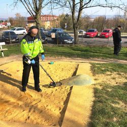 Sokolov: Strážníci prohlíželi hřiště i riziková místa. Hledali jehly