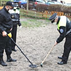 Sokolov: Strážníci začali s jarním úklidem dětských hřišť