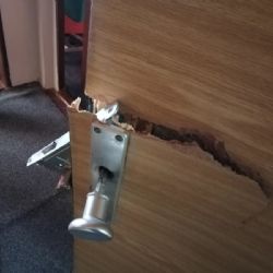 Sokolov: Vykopl dveře a vstoupil do bytu