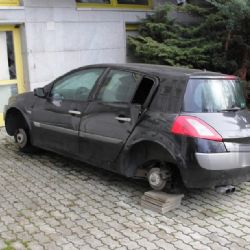 Sokolov: Vykradli zaparkované vozidlo. Odmontovali i hliníková kola