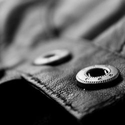 Sokolov: Z odložené bundy odcizil tisíc korun