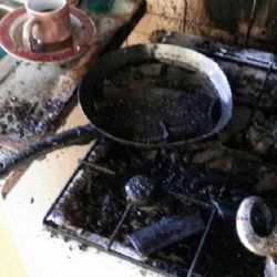 Sokolov: Požár v bytě s dvouletým dítětem, desítky evakuovaných a dopravní nehoda