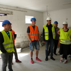 Sokolov: Zastupitelé si prohlédli stavbu nových bytů v bývalém Zdraposu