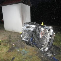 Sokolovsko: Auto, které převrátil na střechu, začalo hořet 
