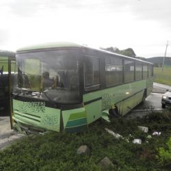 Sokolovsko: Dnes ráno řidič autobusu narazil do kruhového objezdu