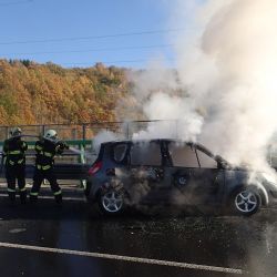Sokolovsko: Na šestce včera hořelo auto 