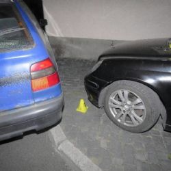 Sokolovsko: Nezletilý usedl za volant. Narazil do vozidla a do domu