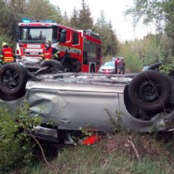 Sokolovsko: Osobní vozidlo skončilo na střeše