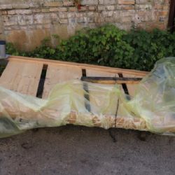 Sokolovsko: Povedený pár odcizil kovový čep z jeřábu a poté postele