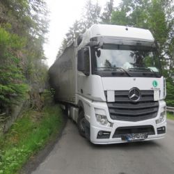 Sokolovsko: Řidič se lekl protijedoucího vozidla. Narazil do skály