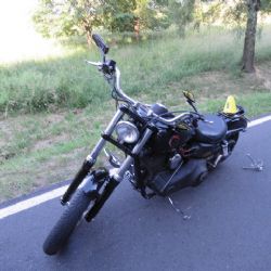 Sokolovsko: Motorkář podcenil zatáčku. V protisměru narazil do vozidla 